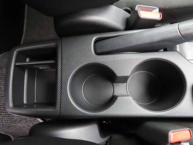 ☆運転席と助手席には500mlのペットボトルが入るドリンクホルダーがあります☆