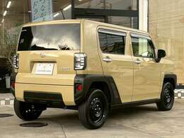 タフトの魅力は、全車標準装備のガラスルーフ「スカイフィールトップ」による素晴らしい開放感と、日常からアウトドアまで活躍するタフなSUVデザインです。