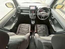 前席の頭上にあるスカイフィールトップ（ガラスルーフ）で素晴らしい開放感があり、視界が広く運転しやすいです。また、ホールド性の高いシートとコクピットのようなデザインが、長時間のドライブでも快適です。