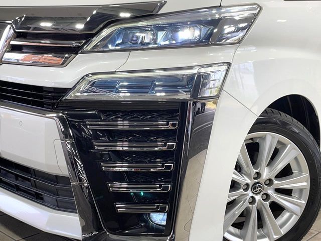 【LEDヘッドライト】悪天候や夜間走行時も良好な視界を確保し安心して運転できる高輝度LEDヘッドライトを装備！点灯速度が早く、消費電力も抑えられています。