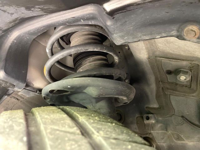 お車を安心してお乗りいただく為には、足回りの定期点検が欠かせません。サービスサポート（有償保証）では無料点検もご提供しており、安心のカーライフをお過ごしいただけるサポート体制が整っています。