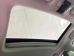 【サンルーフ】開放感たっぷりの希少装備、サンルーフが装着されています！車内に明かりを取り入れたり景色を楽しむ以外にも、車内の空気も簡単に換気できて快適です！