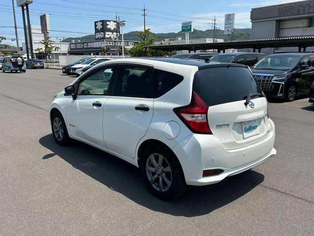 【左斜後】お車を左後ろから見るとこのような感じになります。テールランプやドアバイザー等装備品を確認できます。