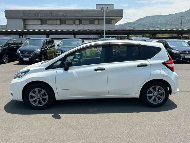 【左】お車を左から見るとこのような感じです。ヘッドライトの形や、エアロなどの装備品を確認できます。