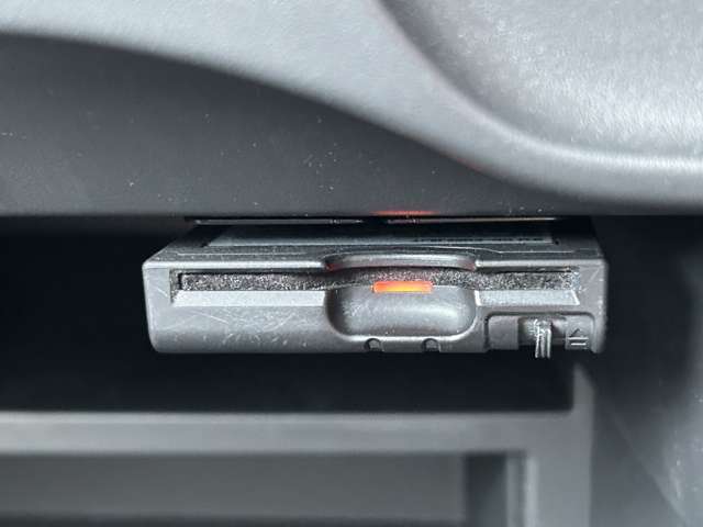 【ETC】有料道路を利用する際に料金所で停止することなく通過できる、ETC車載器（ノンストップ自動料金収受システム機器）が装備されています。セットアップを行うことで利用可能になります。