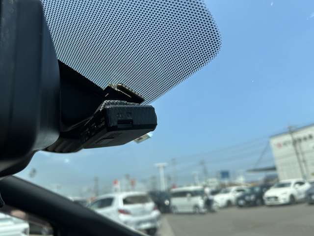 【ドライブレコーダー】映像・音声などの運転中の記録を残します。事故などを起こした起こされた時の証拠になりえますので、もしも時でも安心ですね。
