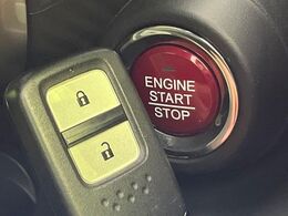 【Hondaスマートキー】カバンやポケットに入れたままでもドアの施錠・解錠が可能なスマートキーを装備。エンジンのオン・オフ時もカギを取り出す必要が無いからとっても便利です♪