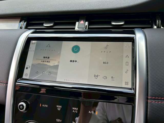 屋内展示場ですので天候が悪いときでもゆっくりとご覧頂けます。常時30台程度の良質な中古車を取り揃えております。
