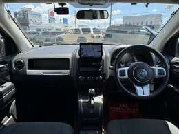【室内】コックピット。車内もキレイで嫌な臭いもありません！ご納車後の臭いが付きにくくなる「空気触媒コーティング」もあります。
