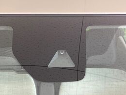 【エマージェンシーブレーキ】走行中に前方の車両等を認識し、衝突しそうな時は警報とブレーキで衝突回避と被害軽減をアシスト。より安全にドライブをお楽しみいただけます。