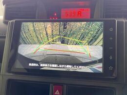 【バックカメラ】駐車時に後方がリアルタイム映像で確認できます。大型商業施設や立体駐車場での駐車時や、夜間のバック時に大活躍！運転スキルに関わらず、今や必須となった装備のひとつです！