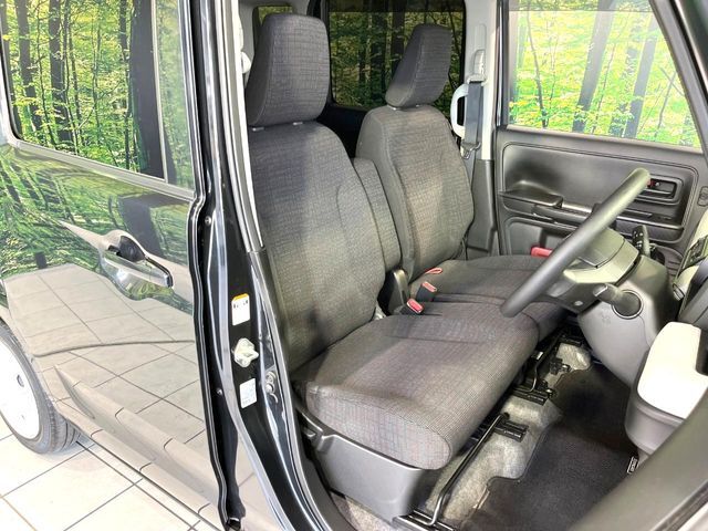 運転席シート廻りは使用感も少なく、良好な状態となっています。丁寧に使われていたことがよくわかりますね。