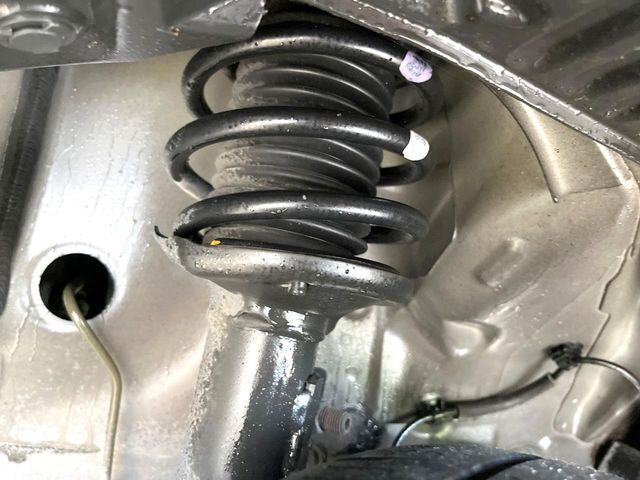 お車を安心してお乗りいただく為には、足回りの定期点検が欠かせません。サービスサポート（有償保証）では無料点検もご提供しており、安心のカーライフをお過ごしいただけるサポート体制が整っています。
