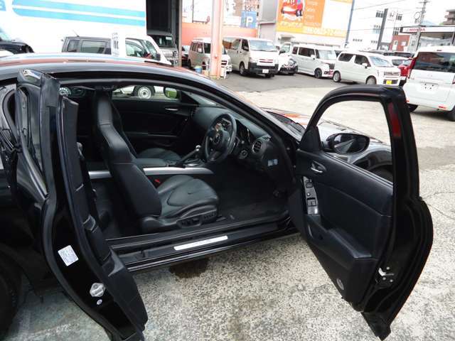 観音開きの車両です。小さな間口ですが、楽に乗り降りが出来ます。