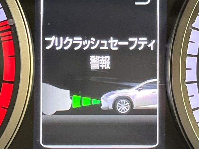 【プリクラッシュセーフティ】前方の車両等を検知し、衝突しそうな時は警報で注意を促し、ブレーキを踏む力をサポート。ブレーキを踏めなかった場合は衝突被害軽減ブレーキが作動、衝突回避をサポートします。