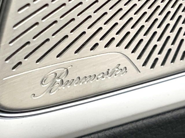 ●Burmesterサラウンドシステム：ハイエンドオーディオ専門メーカーが手掛ける車専用のプレミアムスピーカーを装備。多数のスピーカーから、音の粒立ちまで分かる高品質な音楽をお楽しみいただけます。