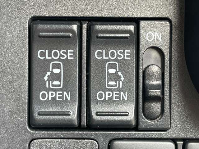 「両側パワースライドドア」　左右スライドドアは電動開閉が可能♪車内のスイッチやキーで操作ができます♪