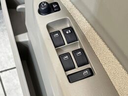 【電動格納ミラー】サイドミラーは電動格納式となっており、狭い駐車場でもキズがつくリスクを抑えられます。