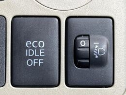 【アイドリングストップ】赤信号や渋滞で停車した際にエンジンを停止し、無駄な燃料の消費を抑えます。燃費向上や環境保護につなげる機能♪エンジンはブレーキを離せば再始動します。