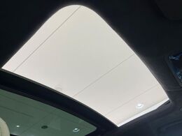 ◆スライディングパノラミックルーフ『シェードが後部座席までしっかり開閉します。この装備があるだけで室内の解放感が上がり素敵なドライブを存分にお楽しみいただけます。』