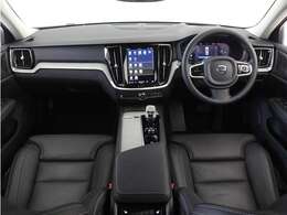 Google搭載/ETC2.0/360度カメラのフルセット搭載。9インチ・タッチスクリーン式センターディスプレイと、モード選択式の12.3インチデジタル液晶ドライバー・ディスプレイを装備。