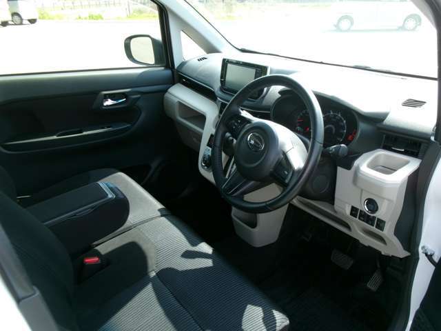 アームレスト付きで快適な運転が楽しめます。