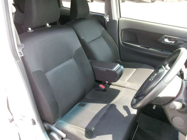 アームレスト付きで快適な運転が楽しめます。