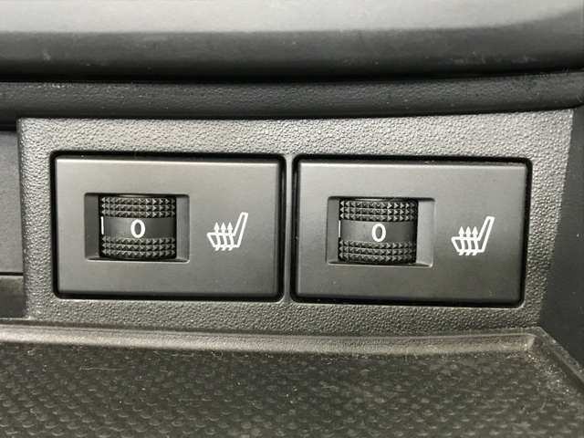 運転席と助手席のシートはヒーター付き。