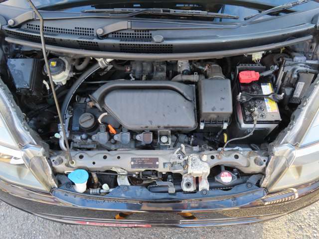 エンジンルームです。当店は軽自動車を中心に多数取り扱っています。買取事業も行っており、ユーザー様から直接仕入れることができるのでオークション手数料や陸送費用等がかからずその分格安価格で販売しています。