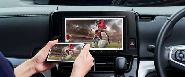 スマホなどの外部機器と接続して、多彩な映像コンテンツが高画質のまま楽しめるHDMI入出力に対応。後部座席のモニターなどと組み合わせれば、車室内みんなで一緒に同じ映像を楽しむことができます。