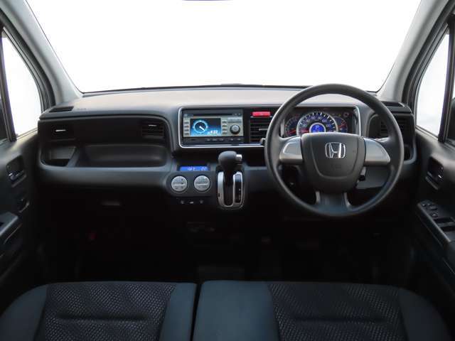 視認性に優れた水平基調デザインです。ブラックで統一された車内は親しみやすさの中にも上質感があります。