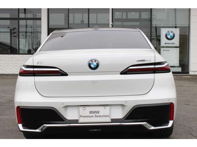 全国の正規ディーラーにて、対応可能な認定中古車保証付となります。アフターメンテナンスもお近くの正規ディーラーにて可能となりますので、ご安心してお選びいただけます。