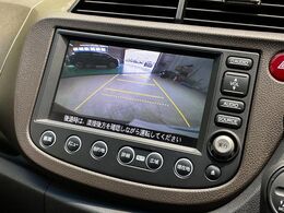 【バックカメラ】駐車時に後方がリアルタイム映像で確認できます。大型商業施設や立体駐車場での駐車時や、夜間のバック時に大活躍！運転スキルに関わらず、今や必須となった装備のひとつです！