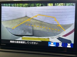 【バックカメラ】駐車時に後方がリアルタイム映像で確認できます。大型商業施設や立体駐車場での駐車時や、夜間のバック時に大活躍！運転スキルに関わらず、今や必須となった装備のひとつです！