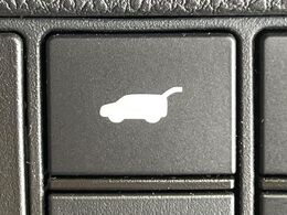 【ハンズフリーパワーバックドア】リアバンパー下部に足先を出し入れするだけでバックドアが自動で開閉♪両手が荷物でふさがっている時でもラクラク開閉操作が行えます！