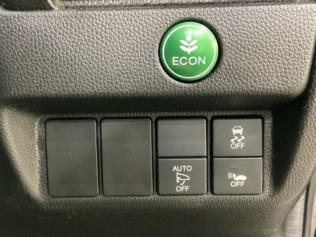 Hondaセンシング用の、VSA（ABS＋TCS＋横滑り抑制）解除のメインスイッチなどはハンドルの右側に装備しています。燃費に役立つECONボタンもここです。