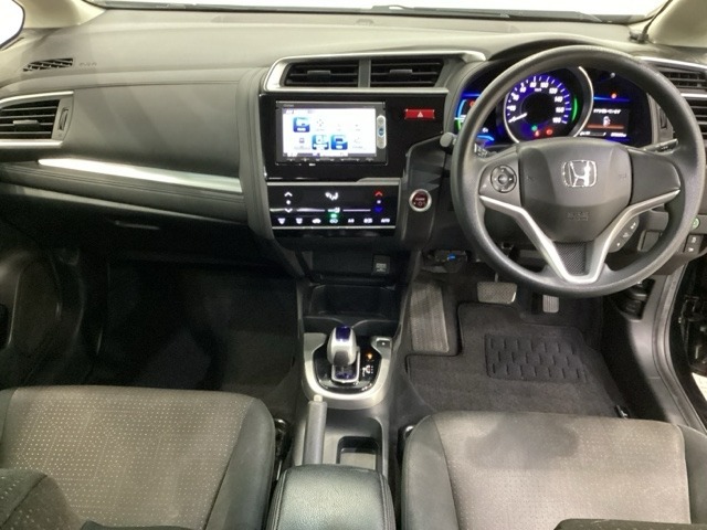 車内は光触媒抗菌消臭施工済です。インパネ周りはスタイリッシュなデザインで機能や装備も充実しています。グローブボックスやカップホルダーのほかにトレーなどたくさんの収納スペースが付いています。