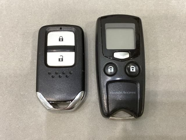 スマートキーを装備しています。鍵を差し込むことなくドアロックの開け閉めと、スタートボタン操作でのエンジンスタートができます。加えて、純正リモコンエンジンスターター用の操作キーもついています。