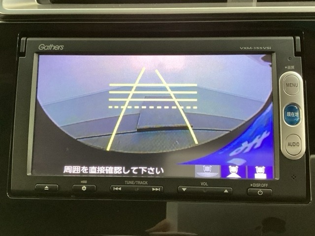 バックでの車庫入れも安心です！　リアカメラが付いているバックモニター付のナビを装備しております。操作線もついており距離感も画面から確認できます。