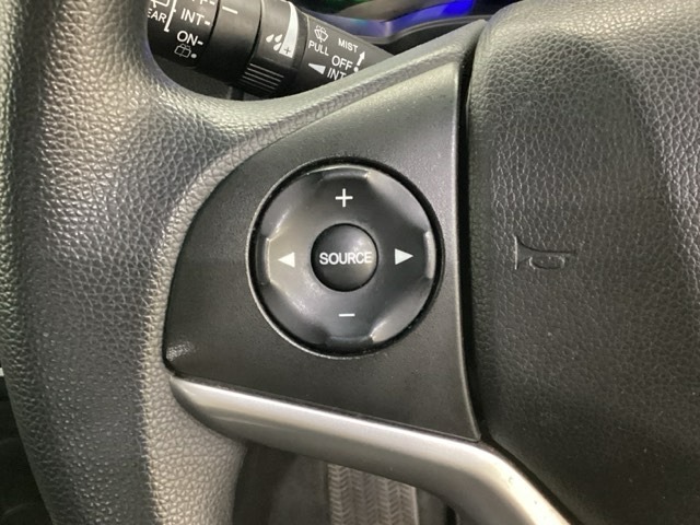 ステアリングスイッチがついていますので、オーディオのチャンネル変更、ボリューム、ジャンル変更が操作可能です。ハンドルから手を離さず安全に操作できます。