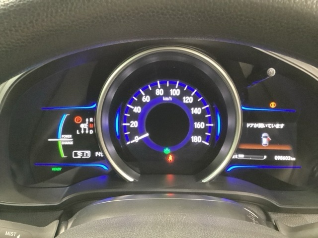 ハイブリット車専用のメーターです。中央のスピードメーターより左右のサブデスプレイで燃費や動力伝達などの情報が見れるようになっています。