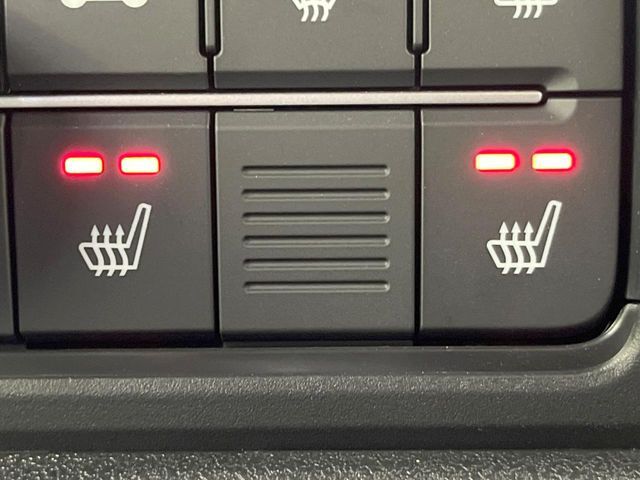 【シートヒーター】寒い日に重宝するシートヒーター！エアコンより早く温まってくれるので寒がりの人も安心ですね♪エアコンの温風は乾燥するから苦手、という方にもをおすすめです。