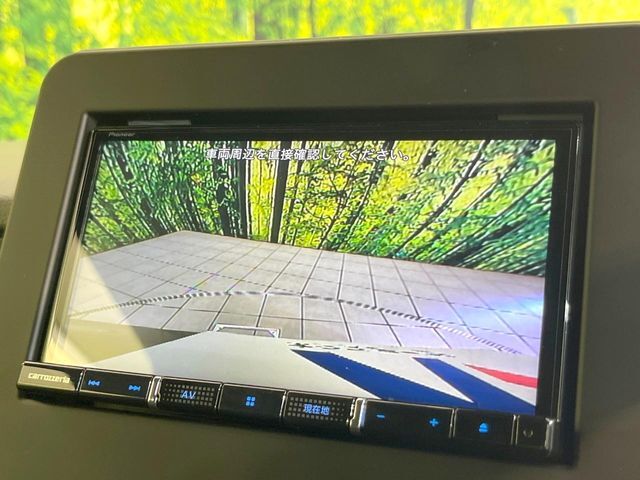 【バックカメラ】駐車時に後方がリアルタイム映像で確認できます。大型商業施設や立体駐車場での駐車時や、夜間のバック時に大活躍！運転スキルに関わらず、今や必須となった装備のひとつです！