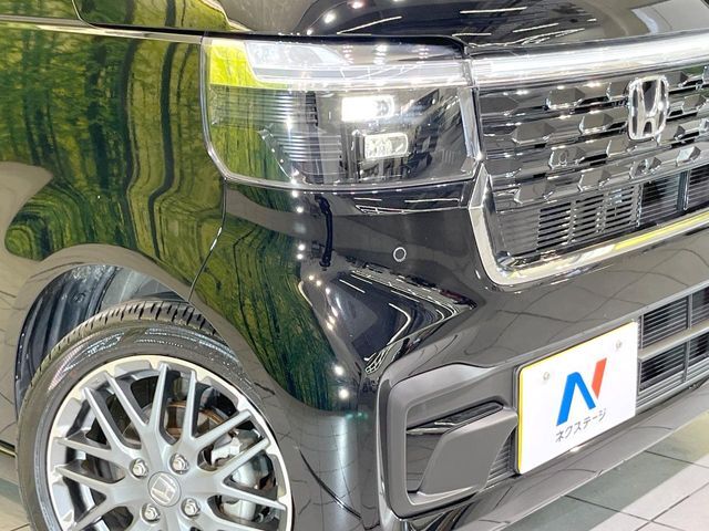 【LEDヘッドライト】悪天候や夜間走行時も良好な視界を確保し安心して運転できる高輝度LEDヘッドライトを装備！点灯速度が早く、消費電力も抑えられています。