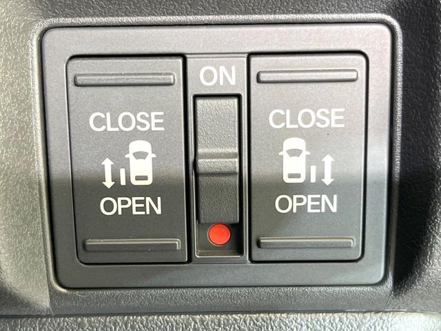 【両側パワースライドドア】スマートキーや運転席のスイッチで後席両側スライドドアの開閉が可能♪電動だから力を入れてドアを開ける必要が無く、小さなお子様でも簡単に開け閉めでき快適です♪