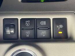 【衝突被害軽減装置】走行中に前方の車両等を認識し、警報とブレーキで衝突回避をサポートします。