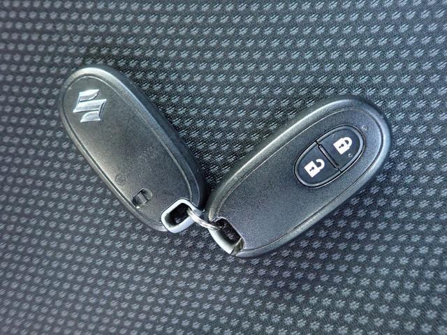 【スマートキー】スマートキー付きです。キーをポケットやバッグに入れたままでもドアのロック＆アンロックができ、雨の日や荷物の多い日にはとっても便利！！