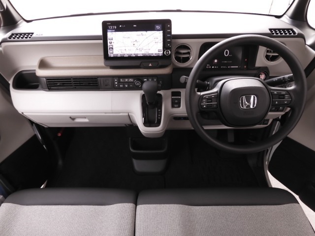 視界広々で非常に運転しやすくロングドライブでも疲れを感じさせないすっきりとまとまったインパネ周りです。