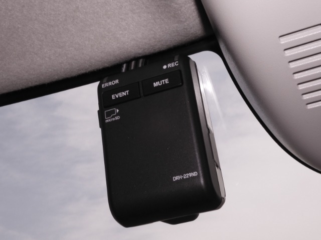 ◆ドライブレコーダー◆映像・音声などを記録する自動車用の装置です。　もしもの事故の際の記録はもちろん、旅行の際の思い出としてドライブの映像を楽しむことができます。