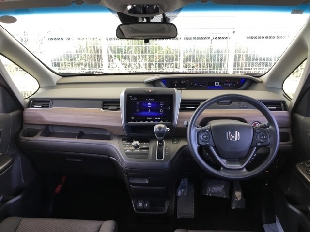 広びろとした視界が運転にゆとりを広げます。